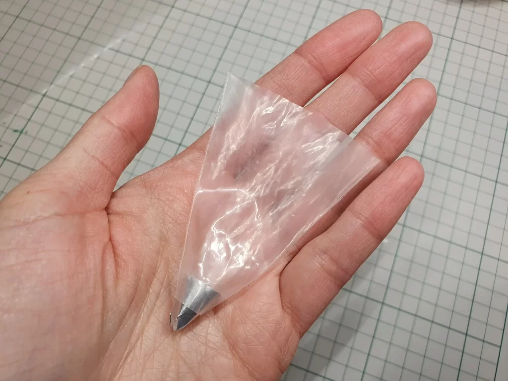 DIY piping tool to frost miniature doll cake